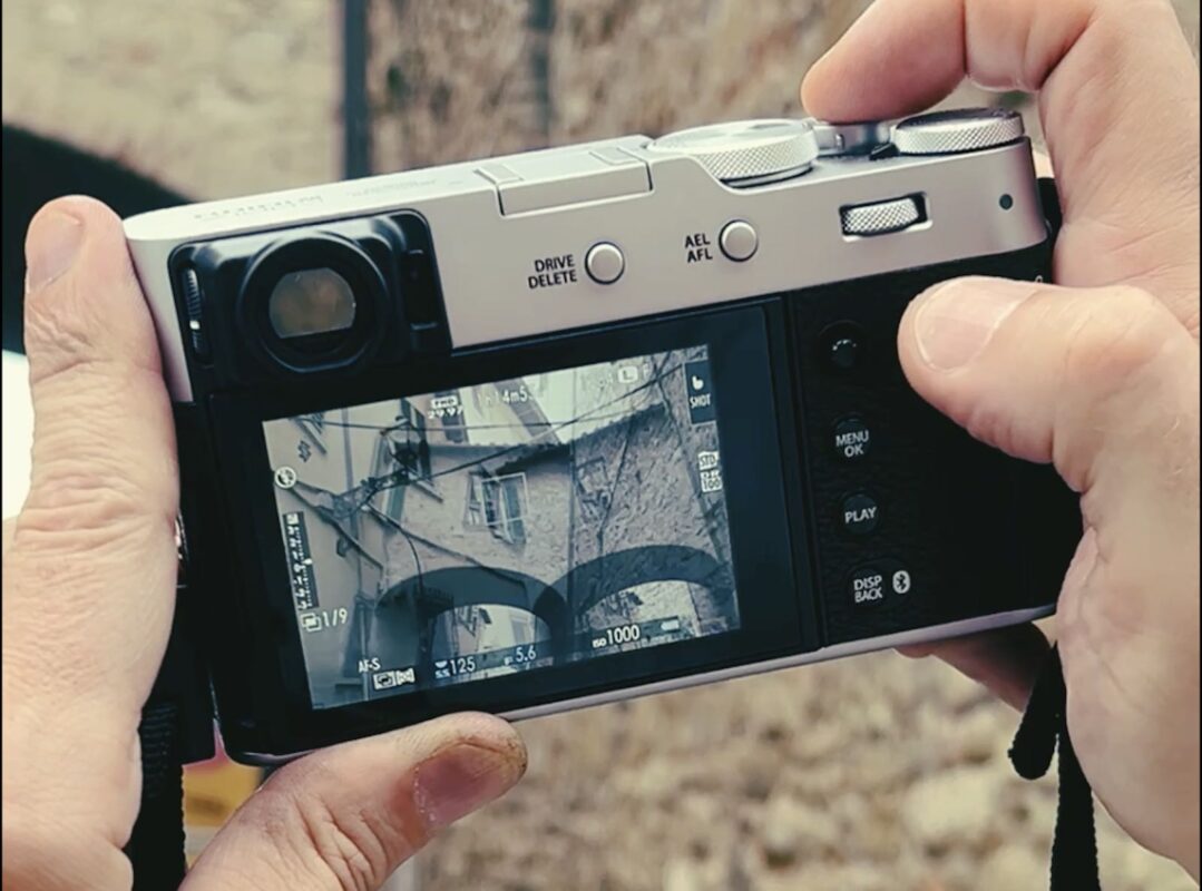 Camera screen showing a Florence alley in multiple exposure mode during a photo walk Florence at Fatacadabra