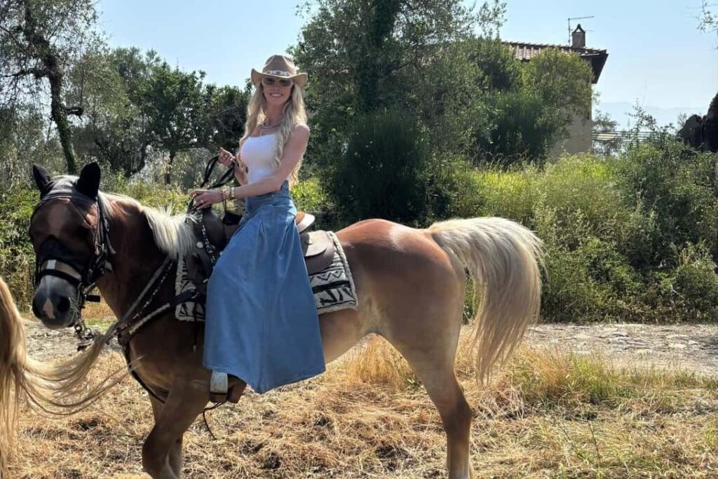 Guest on a palomino horse at the Pelago ranch on the Chianti horseback lunch tour from Florence