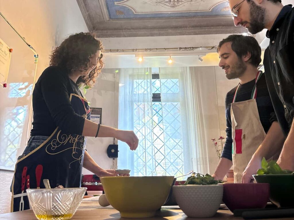 Florence pizza making class in a frescoed historic house with guests cooking
